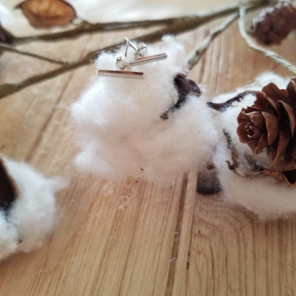 Adorable Dainty SILVER plated Bar earrings - Picture 8 of 8